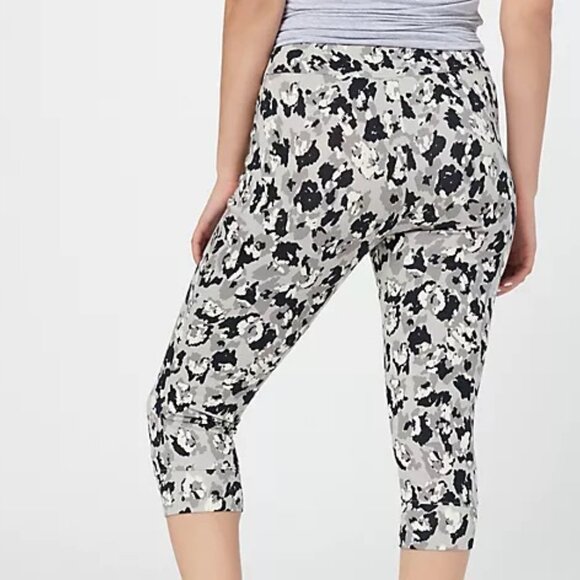 Lori Goldstein French Terry Cropped Printed Joggers - Picture 12 of 12